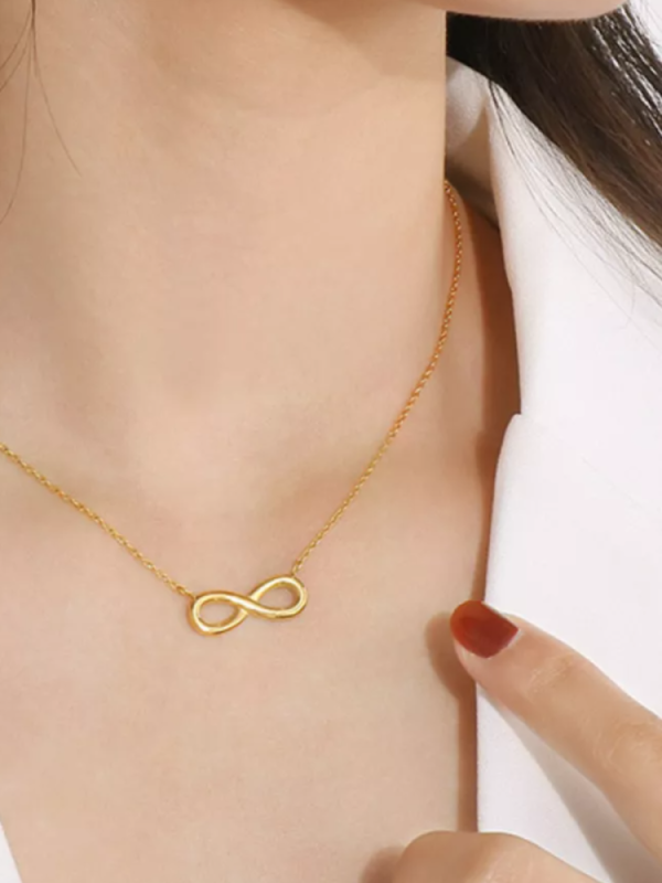 Золотое ожерелье с подвеской бесконечности Золотое ожерелье с подвеской бесконечности